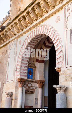 Alternance de voussoirs des arches à la Grande Mosquée de Cordoue dans le sud de l'Espagne. Banque D'Images