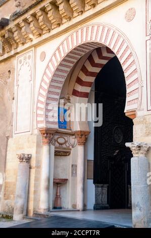 Alternance de voussoirs des arches à la Grande Mosquée de Cordoue dans le sud de l'Espagne. Banque D'Images