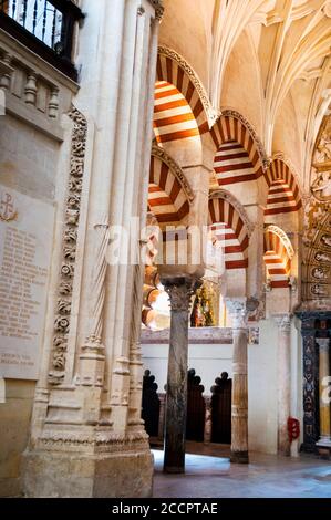 Alternance de voussoirs de doubles arches à la Grande Mosquée de Cordoue, Espagne. Banque D'Images