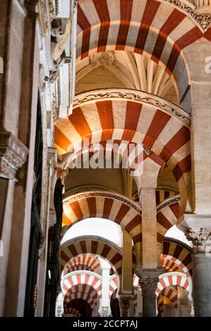 Alternance de voussoirs de doubles arches à la Grande Mosquée de Cordoue, Espagne. Banque D'Images