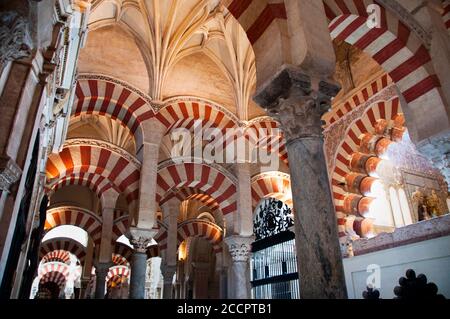 Alternance de voussoirs de doubles arches à la Grande Mosquée de Cordoue, Espagne. Banque D'Images