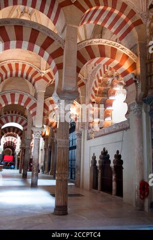 Alternance de voussoirs des doubles arches à la Grande Mosquée de Cordoue, Espagne. Banque D'Images