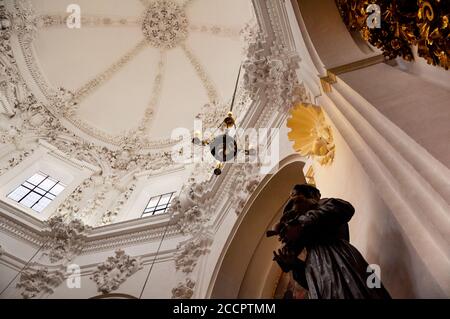 Plafond du dôme de la cathédrale de Cordoue, une église catholique romaine à l'intérieur de la Grande Mosquée de Cordoue, Espagne. Banque D'Images