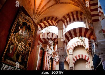 Alternance de voussoirs de doubles arches à la Grande Mosquée de Cordoue, Espagne. Banque D'Images