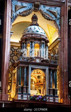 Une église Renaissance placée juste au sommet de la Grande Mosquée de Cordoue, en Espagne. Banque D'Images