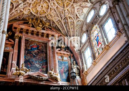 Une église Renaissance placée juste au sommet de la Grande Mosquée de Cordoue, en Espagne. Banque D'Images