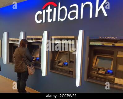 Une femme qui retire de l'argent d'une machine à guichet automatique Citibank, Chicago Illinois Banque D'Images