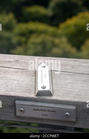 Plora, Allemagne. 18 août 2020. Depuis la tour d'observation de 40 mètres de haut sur le chemin de l'arbre, vous avez une bonne vue sur le pavillon de l'forestier classé. Il appartient au centre du patrimoine naturel. Credit: Stephan Schulz/dpa-Zentralbild/ZB/dpa/Alay Live News Banque D'Images