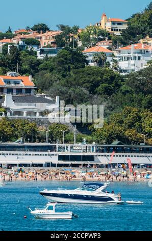 Cascais, Portugal - 22 août 2020 : voile avec drapeau brésilien sur la baie de Cascais, Portugal, un jour d'été Banque D'Images