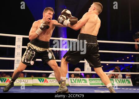 Allemagne. 22 août 2020. Boxe: Soirée de combat en plein air sur la scène du lac de Magdeburg, poids lourd léger, IBF, Dzemski (Allemagne) - Eifert (Allemagne). Tom Dzemski (l) contre Michael Eifert. Credit: Peter Gercke/dpa-Zentralbild/dpa/Alay Live News Banque D'Images