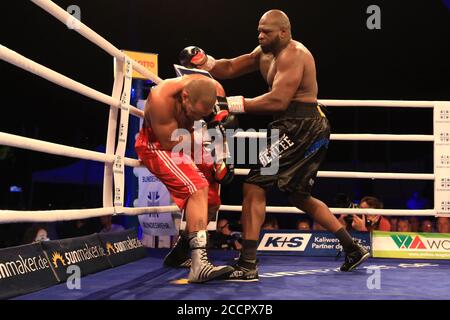 Allemagne. 22 août 2020. Boxe: Soirée de combat en plein air sur la scène du lac Magdeburg, poids lourd, Hernandez (Allemagne/Cuba) - Johnson (Etats-Unis). Yoan Pablo Hernandez (l) contre Kevin Johnson. Credit: Peter Gercke/dpa-Zentralbild/dpa/Alay Live News Banque D'Images