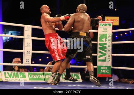 Allemagne. 22 août 2020. Boxe: Soirée de combat en plein air sur la scène du lac Magdeburg, poids lourd, Hernandez (Allemagne/Cuba) - Johnson (Etats-Unis). Yoan Pablo Hernandez (l) contre Kevin Johnson. Credit: Peter Gercke/dpa-Zentralbild/dpa/Alay Live News Banque D'Images