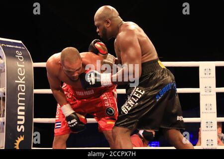 Allemagne. 22 août 2020. Boxe: Soirée de combat en plein air sur la scène du lac Magdeburg, poids lourd, Hernandez (Allemagne/Cuba) - Johnson (Etats-Unis). Yoan Pablo Hernandez (l) contre Kevin Johnson. Credit: Peter Gercke/dpa-Zentralbild/dpa/Alay Live News Banque D'Images