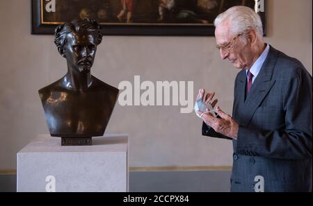 Munich, Allemagne. 24 août 2020. Franz Duke de Bavière vient à la présentation d'un spectacle de lumière multimédia en l'honneur du roi Ludwig II, dont le buste est dans la Résidence, et tient un protège-bouche dans ses mains. La présentation de l'artiste Mar peut être vue de 24.08. À 28.08.2020. Le roi Ludwig II est né le 25.08.1845 à Munich. Credit: Sven Hoppe/dpa/Alay Live News Banque D'Images