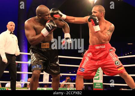 Allemagne. 22 août 2020. Boxe: Soirée de combat en plein air sur la scène du lac Magdeburg, poids lourd, Hernandez (Allemagne/Cuba) - Johnson (Etats-Unis). Yoan Pablo Hernandez (r) contre Kevin Johnson. Credit: Peter Gercke/dpa-Zentralbild/dpa/Alay Live News Banque D'Images