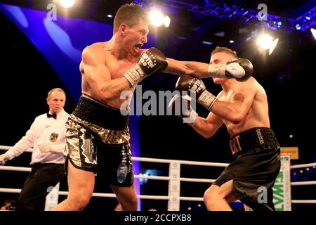 Allemagne. 22 août 2020. Boxe: Soirée de combat en plein air sur la scène du lac de Magdeburg, poids lourd léger, IBF, Dzemski (Allemagne) - Eifert (Allemagne). Tom Dzemski (l) contre Michael Eifert. Credit: Peter Gercke/dpa-Zentralbild/dpa/Alay Live News Banque D'Images