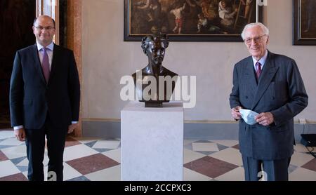 Munich, Allemagne. 24 août 2020. Albert Füracker (l, CSU), ministre des Finances de Bavière, et Franz Duke de Bavière se tiennent à côté du buste du roi Ludwig II dans le Residenz lors de la présentation d'un spectacle de lumière multimédia en son honneur. La présentation de l'artiste Mar peut être vue de 24.08. À 28.08.2020. Le roi Ludwig II est né le 25.08.1845 à Munich. Credit: Sven Hoppe/dpa/Alay Live News Banque D'Images