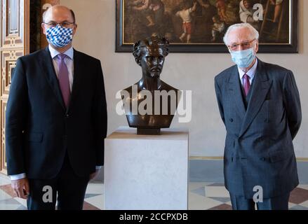 Munich, Allemagne. 24 août 2020. Albert Füracker (l, CSU), ministre des Finances de Bavière, et Franz Duke de Bavière se tiennent à côté du buste du roi Ludwig II dans le Residenz lors de la présentation d'un spectacle de lumière multimédia en son honneur. La présentation de l'artiste Mar peut être vue de 24.08. À 28.08.2020. Le roi Ludwig II est né le 25.08.1845 à Munich. Credit: Sven Hoppe/dpa/Alay Live News Banque D'Images