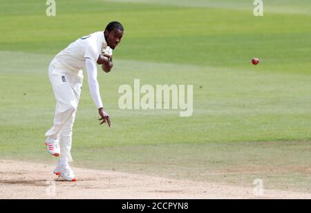 Jofra Archer, équipe d'Angleterre, s'attelle à la quatrième journée du troisième Test Match au Ageas Bowl, à Southampton. Banque D'Images