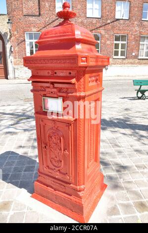 Ancienne boîte postale rouge dans une rue de Bruges (Belgique) Banque D'Images