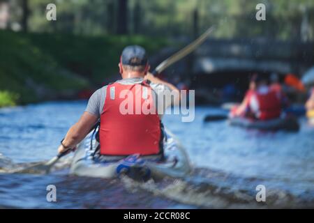 Un processus de kayak dans les canaux de la rivière de la ville, avec canoë kayak en bateau coloré, le processus de canoë, groupe de kayaks en été Banque D'Images