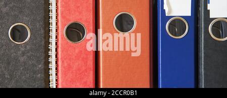 Chemises de couleur pour classeurs de bureau et papier sur une étagère. Image d'arrière-plan Banque D'Images