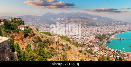 Tour Rouge d'Alanya et vue sur le port, Turquie Banque D'Images