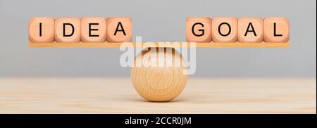 idée et but en équilibre sur boule en bois Banque D'Images