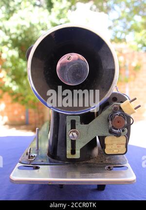 Machine à coudre électrique Old Alfa peinte en noir sur un bleu vue de fin de l'arrière-plan en tissu Banque D'Images