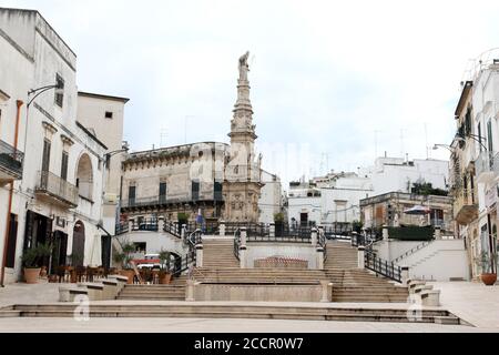 Ostuni, Italie - 6 octobre 2010 : vue sur la place avec la colonne de Sant'Oronzo Banque D'Images