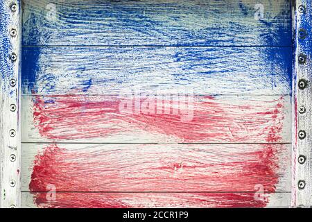 texture en bois de vieux tableaux horizontaux blancs, bleu et rouge. cadre fait de clous et de vis Banque D'Images