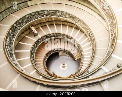 CITÉ DU VATICAN - 07 MAI 2018 : escalier en colimaçon dans les musées du Vatican, Cité du Vatican. Banque D'Images