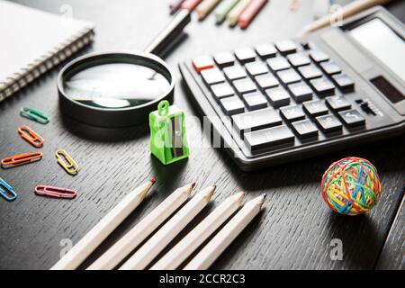 Concept Retour à l'école. L'école et les fournitures de bureau sur table office Banque D'Images