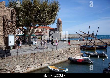 Visiteurs au port et au clocher de Collioure Banque D'Images