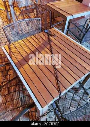 Tables tôt le matin dans un restaurant fermé, tables et chaises dans un restaurant extérieur fermé en raison de la crise de Corona Banque D'Images