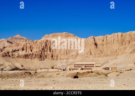 L'impressionnant temple mortuaire de la reine Hatshepsut. Rive ouest du Nil près de la vallée des Rois. Égypte. Banque D'Images