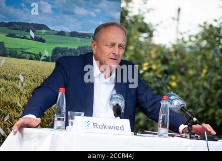 Stuttgart, Allemagne. 24 août 2020. Joachim Rukwied, Président de l'Association allemande des agriculteurs et de l'Association nationale des agriculteurs du Bade-Wurtemberg (LBV), prend la parole lors d'une conférence de presse sur la récolte actuelle. Un automne humide et la fin de l'hiver, un printemps extrêmement sec et maintenant un été chaud ont présenté aux agriculteurs de l'État de grands défis, selon l'Association des agriculteurs. Credit: Christoph Schmidt/dpa/Alay Live News Banque D'Images