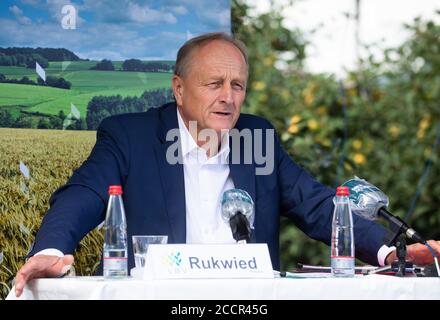 Stuttgart, Allemagne. 24 août 2020. Joachim Rukwied, Président de l'Association allemande des agriculteurs et de l'Association nationale des agriculteurs du Bade-Wurtemberg (LBV), prend la parole lors d'une conférence de presse sur la récolte actuelle. Un automne humide et la fin de l'hiver, un printemps extrêmement sec et maintenant un été chaud ont présenté aux agriculteurs de l'État de grands défis, selon l'Association des agriculteurs. Credit: Christoph Schmidt/dpa/Alay Live News Banque D'Images