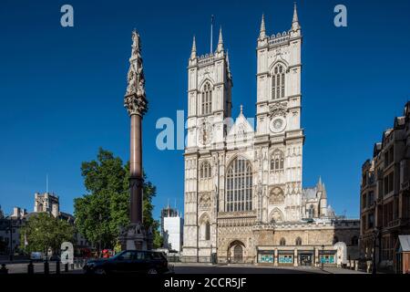 Vue légèrement oblique de la tour ouest du sud-ouest avec la Crimée et le Mémorial de mutinerie indien visibles. Westminster Abbey, Westminster, Royaume-Uni. Banque D'Images