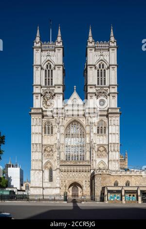 Vue axiale des tours de l'ouest et de l'entrée principale. Westminster Abbey, Westminster, Royaume-Uni. Architecte : divers, 1745. Banque D'Images