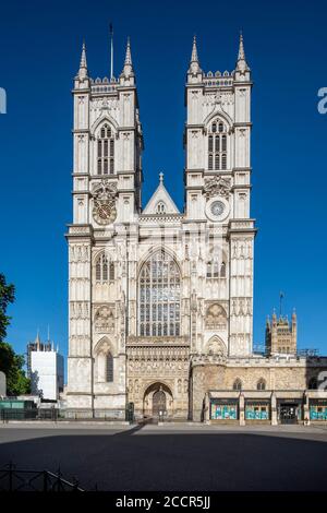 Vue axiale des tours de l'ouest et de l'entrée principale. Westminster Abbey, Westminster, Royaume-Uni. Architecte : divers, 1745. Banque D'Images