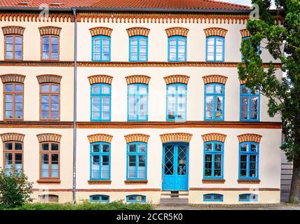 Ancienne maison avec de belles fenêtres en bois bleu et porte d'entrée dans la vieille ville de Wismar. Banque D'Images