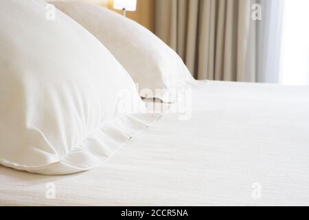 Oreillers avec couvertures blanches sur le lit king size de l'hôtel de luxe. Personne Banque D'Images
