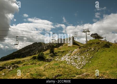 Un ascenseur autour de la Berneuse et une vue sur les montagnes environnantes, la Suisse Banque D'Images