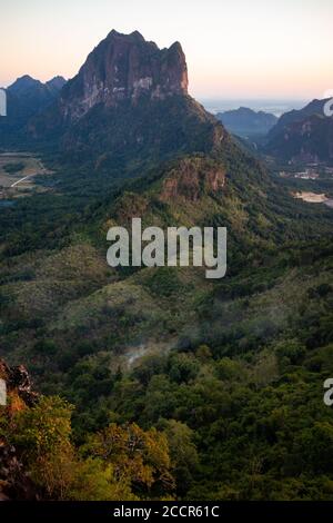 Mont Zwegabin en photo, au coucher du soleil. Cette montagne est un lieu sacré pour les Karen. Vue aérienne. HPa an, état Karen, Myanmar, Asie Banque D'Images