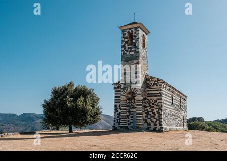 12ème église de San Michele à Murato en Corse avec montagnes derrière Banque D'Images