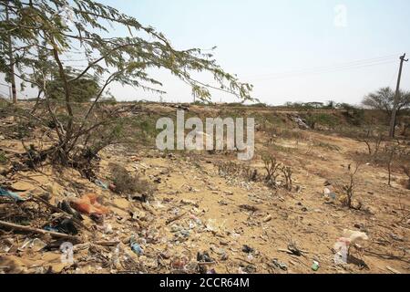 Déchets et sacs en plastique piégés dans des buissons épineux à la périphérie d'Uribia, la capitale indigène du pays, département de la Guajira, Colombie. Banque D'Images