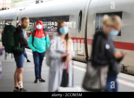 Essen, Allemagne. 24 août 2020. Les passagers se tiennent à la gare principale avec des masques dans un train. Les opérateurs ferroviaires, les bureaux de l'ordre public et la police fédérale ont effectué des contrôles de priorité dans les trains régionaux, les gares et les chemins de fer de banlieue pour rendre les masques obligatoires. Credit: Oliver Berg/dpa/Alay Live News Banque D'Images