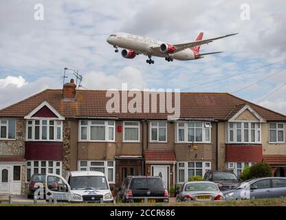Aéroport de Heathrow, Londres, Royaume-Uni. 24 août 2020. Opérations à l'ouest arrivées d'avions sur la piste sud 27L après qu'elle a été fermée pour des réparations entreprises alors que la circulation en vol a été réduite pendant le pire confinement de la COVID-19. La piste 27L se poursuivra avec les fermetures de phase 2, les délais restant à publier. Les avions d'exploitation vers l'ouest arrivent à la basse au-dessus de Myrtle Avenue sur le bord est de la piste pendant l'approche finale. Arrivée du vol Virgin Atlantic au départ de Shanghai. Crédit : Malcolm Park/Alay Live News. Banque D'Images