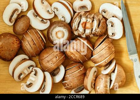 Des tranches fraîches de champignons Royal champignon de couleur brune biologique pour la cuisine. Portobello. Mise au point sélective, vue de dessus Banque D'Images